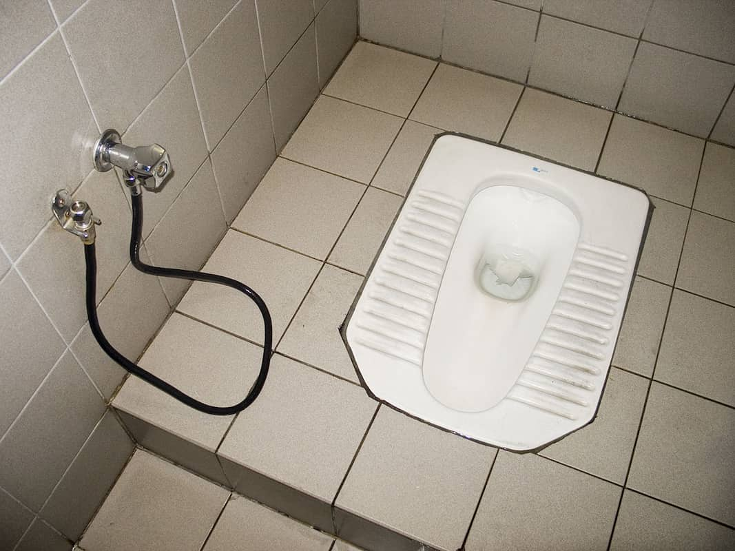 Squat_toilet_at_Kuala_Lumpur_International_Airport.jpg